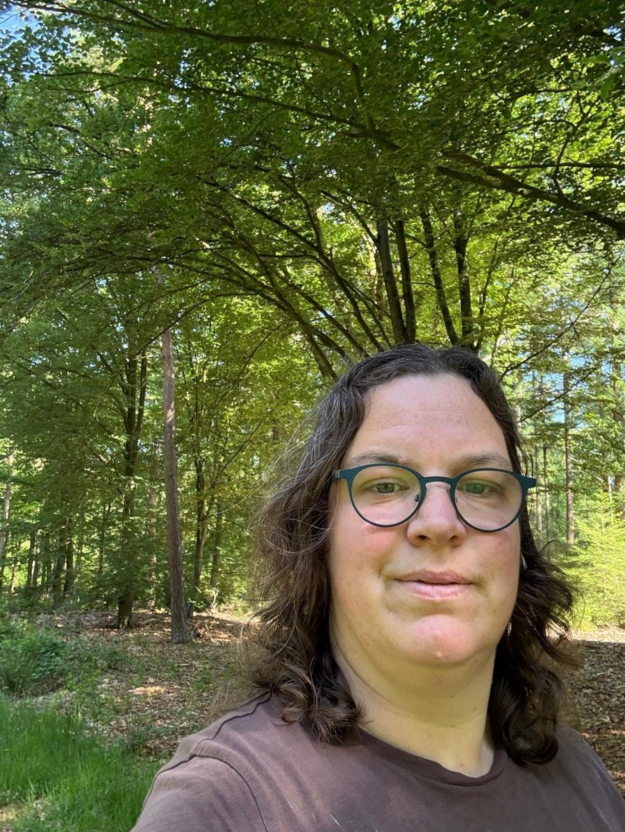 Marjan, pedicure in opleiding, in het bos bij Dalfsen